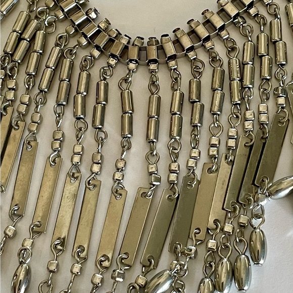 Beautiful NWOT Silver Metal Bib Statement Necklace - Picture 5 of 11